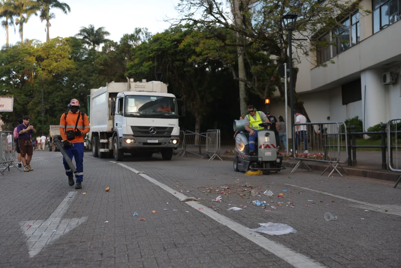 Bastidores dos desfiles da Oktoberfest mobilizam equipes em Blumenau