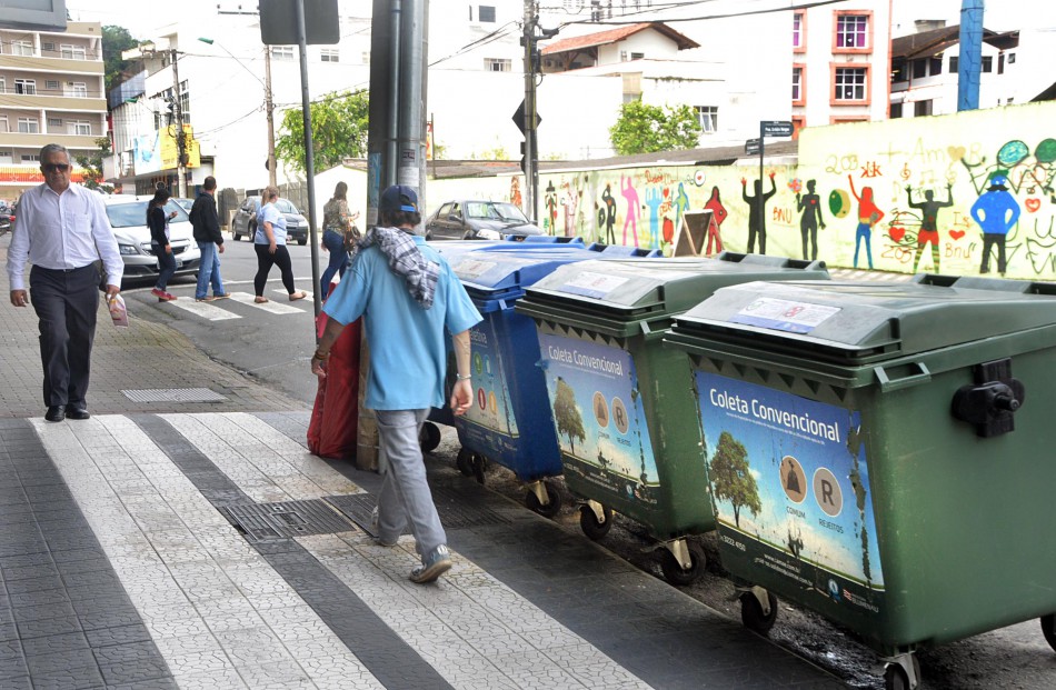 Samae implanta mais 30 contêineres no Centro para coleta de lixo