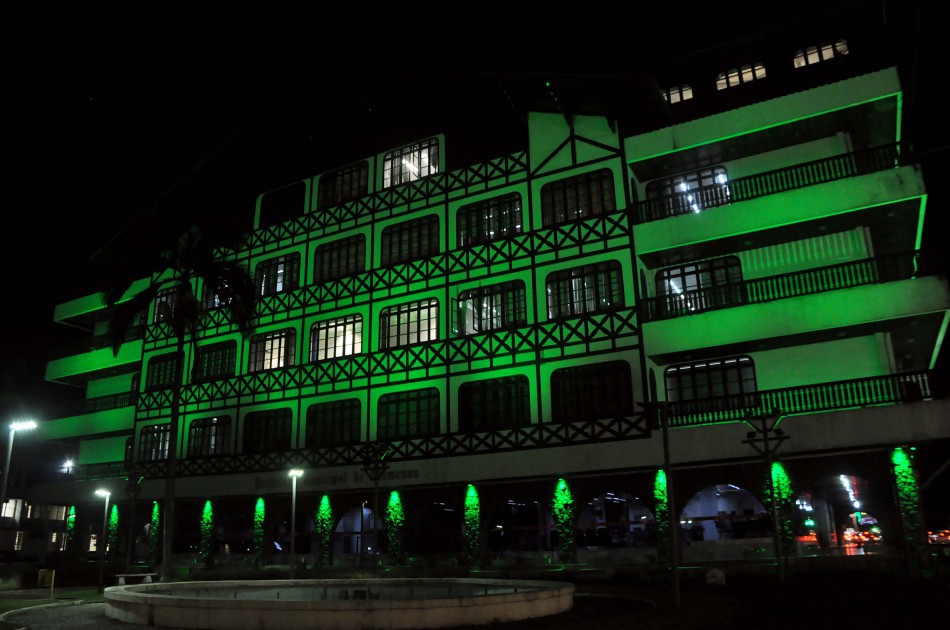 Prefeitura recebe iluminação verde pelo Dia da Defensoria Pública