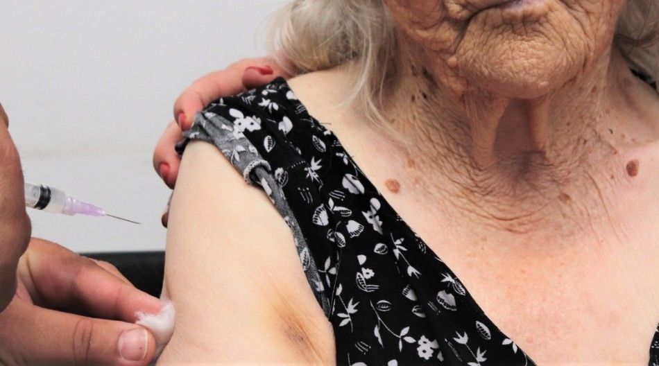 Blumenau abre novo agendamento para vacinação de idosos com 80 anos ou mais