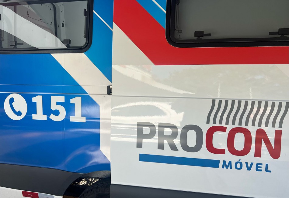 Procon Móvel atende comunidade da Água Verde com o veículo no Supermercado Komprão